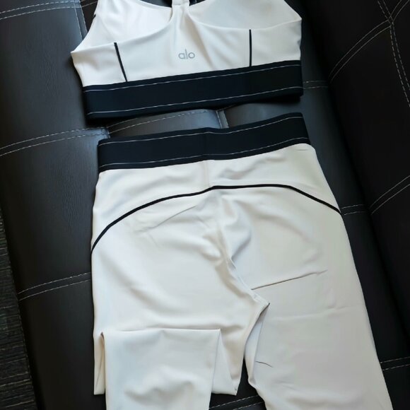 Alo Yoga Airlift Suit Up Legging and Bra Set In White Color - Picture 3 of 5